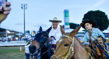 Caiado destaca cultura e tradições goianas no Concurso da Queima do Alho